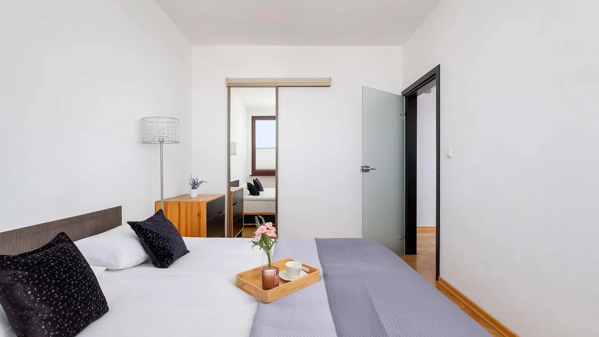 Przestronny I Przytulny Apartament W Krakowie Z Parkingiem I Balkonem By Noclegi Renters Poland